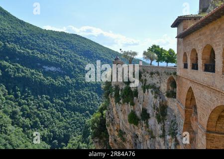 Blick auf das Kloster des Heiligen Benedikt in Subiaco, einem mittelalterlichen Dorf in der Nähe von Rom, Italien. Stockfoto