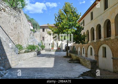 Blick auf das Kloster des Heiligen Benedikt in Subiaco, einem mittelalterlichen Dorf in der Nähe von Rom, Italien. Stockfoto