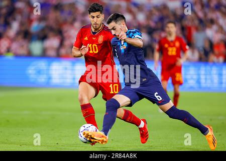 18-06-2023: Sport: Kroatie gegen Spanje ROTTERDAM, NIEDERLANDE - JUNI 18: Marco Asensio (Spanien) und Josip Sutalo (Kroatien) während des Spiels der UEFA-Nationen Stockfoto