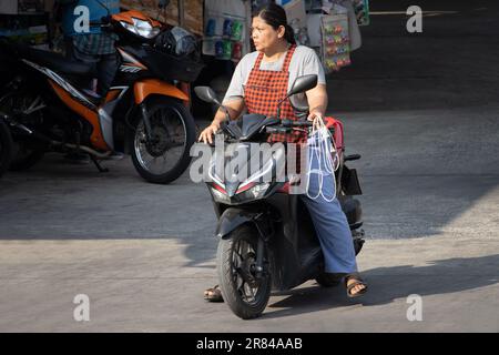 SAMUT PRAKAN, THAILAND, APR 07 2023, Eine Frau fährt Motorrad Stockfoto