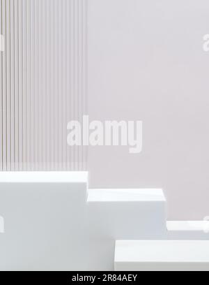 Weißer Sockel zeigt grauen Hintergrund mit modernem Transparentstreifen-Glas mit Sonnenlicht an Stockfoto