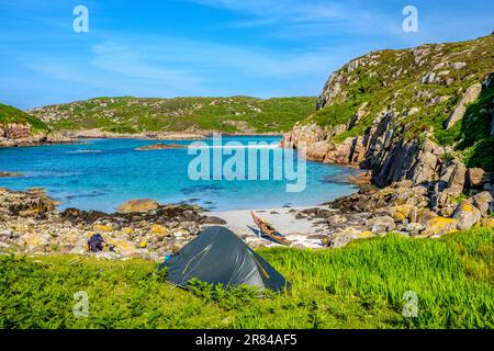 Wildes Camping an der Küste der Isle of Mull, Schottland, Großbritannien Stockfoto