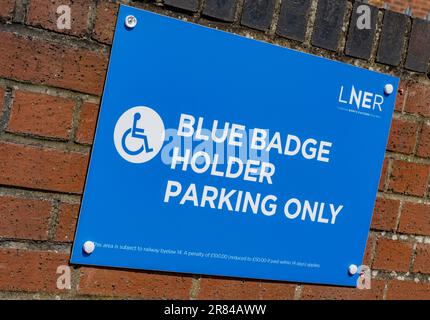 Bahnhof Grantham – auf dem Parkplatz steht ein Schild mit der Aufschrift Blue Badge Holder Parking only Stockfoto