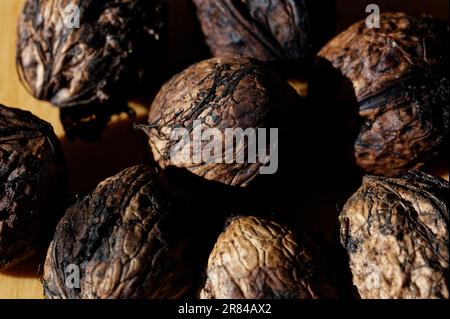 Die Reste des Walnussfleisches kleben noch an der Nussschale. Stockfoto