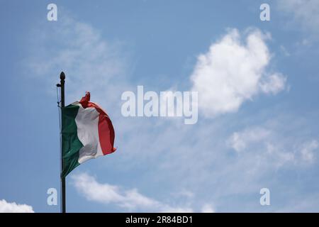 Italienische Flagge, die draußen im Wind weht Stockfoto
