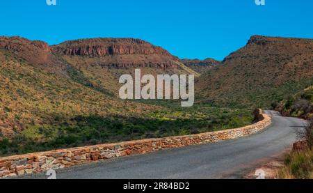 Anfahrt zum Rooiwalle Canyon vom Klipspringer Pass, Karoo Nationalpark, Westkap, Südafrika. Stockfoto