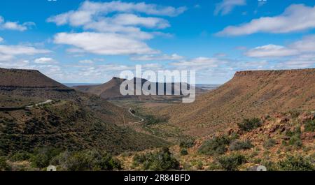 Rooiwalle Canyon und Nuweveld Berge vom Klipsringer Pass, Karoo Nationalpark, Westkap, Südafrika. Stockfoto