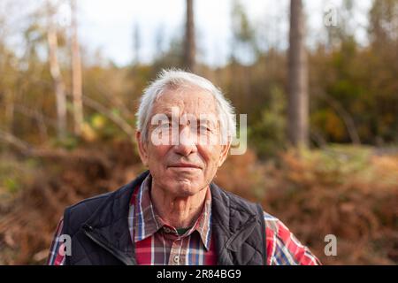 Porträt eines älteren Mannes im Herbstwald. Selektiver Fokus. Stockfoto