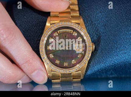 Bonhams, New Bond Street, London, Großbritannien. 19. Juni 2023. Der Verkauf der Fine Uhren findet am 21. Juni statt. Zu den Höhepunkten zählen: Rolex, Rare 18K Gold Diamond, automatische Kalenderarmbanduhr mit Perlmutt, geschätzte 15.000 bis 20.000 £. Kredit: Malcolm Park/Alamy Live News Stockfoto