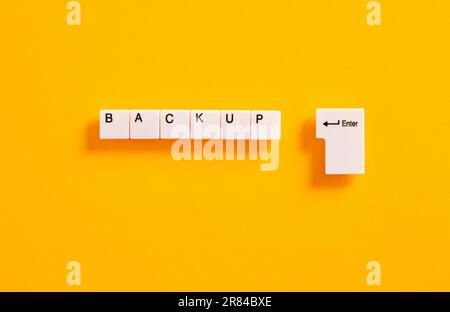 Online-Backup von Computerdateien und -Daten oder Business-Backup-Plan-Konzept. Tastaturtasten des Computers mit dem Wort Backup. Stockfoto