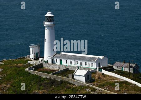Der South Stack Lighthouse wurde auf der kleinen Insel vor der Nordwestküste von Holy Island, Anglesey, Wales, erbaut. Es wurde 1809 gebaut, um Schiffe vor dem Tod zu warnen Stockfoto