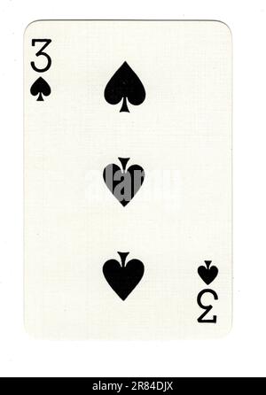 Eine alte Pik-3-Karte auf weißem Hintergrund. Stockfoto