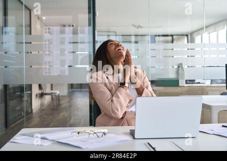 Euphorische Geschäftsfrau, die gute finanzielle Arbeit feiert, führt im Amt zu einem Ergebnis. Stockfoto