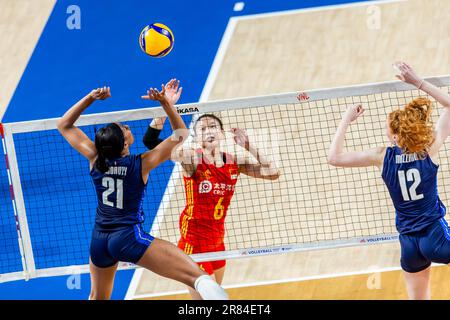 GONG Xiangyu (Nr. 6) aus China und Oghosasere Loveth Omoruyi (Nr. 21) aus Italien, die während des Vorspiels der FIVB Volleyball Nations League Hong Kong 2023 zwischen Italien und China im Hong Kong Coliseum in Aktion waren. Endstand: Italien 3:2 China. (Foto: Ben Lau / SOPA Images/Sipa USA) Stockfoto