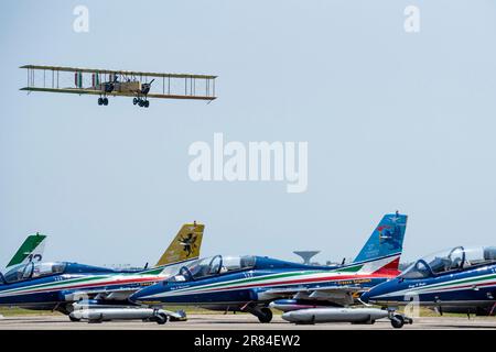 Flugschau zum 100. Jahrestag der italienischen Luftwaffe mit der Aufführung der Nationalen Akrobatikpatrouille Frecce Tricolori am Militärflughafen Mario De Bernardi in Pratica di Mare. Stockfoto