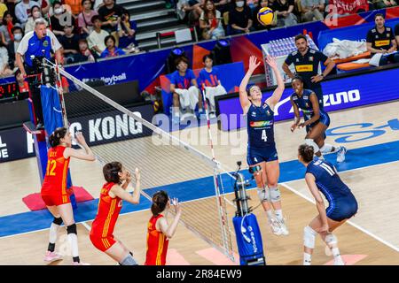 Francesca Bosio (Nr. 4) aus Italien wurde während des Vorspiels der FIVB Volleyball Nations League Hong Kong 2023 zwischen Italien und China im Hong Kong Coliseum in Aktion gesehen. Endstand: Italien 3:2 China. (Foto: Ben Lau / SOPA Images/Sipa USA) Stockfoto