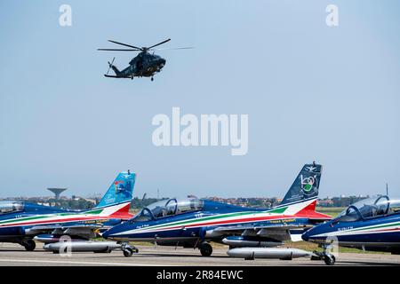 Flugschau zum 100. Jahrestag der italienischen Luftwaffe mit der Aufführung der Nationalen Akrobatikpatrouille Frecce Tricolori am Militärflughafen Mario De Bernardi in Pratica di Mare. Stockfoto