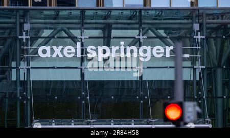 Berlin, Deutschland. 19. Juni 2023. Das Logo des Verlagshauses Axel Springer befindet sich über dem Eingang zum Verlagshaus. Der Verlag Axel Springer möchte seinen Sparkurs bei der Zeitung „Bild“ mit schlankeren regionalen Strukturen vorantreiben. Kredit: Monika Skolimowska/dpa/Alamy Live News Stockfoto