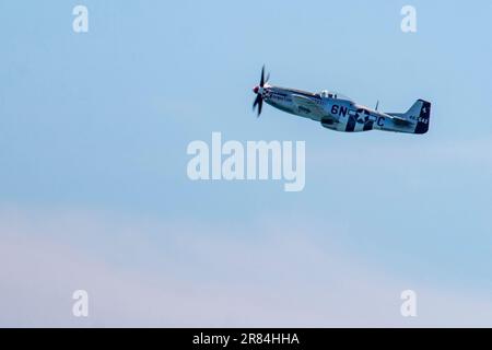 Jones Beach, New York, USA - 26. Mai 2023: P-51 Mustang Fighter Jet aus dem American Airpower Museum Warbirds, die auf der Flugshow über Jones Bea auftreten Stockfoto