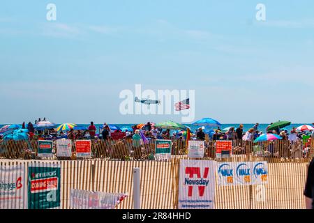 Jones Beach, New York, USA - 26. Mai 2023: P-51 Mustang Fighter Jet aus dem American Airpower Museum Warbirds fliegen tief über den atlantischen Ozean Stockfoto