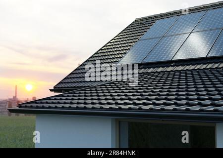 Solarpaneele, Photovoltaik auf dem Dach. Konzept alternativer Stromquellen Stockfoto