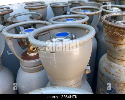 Bündel blauer Gasflaschen mit Manometern. Stockfoto