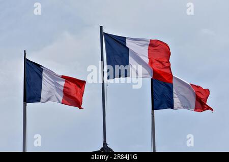 Marseille, Frankreich. 18. Juni 2023. Drei französische Flaggen schwenken über dem Gebäude des Regionalrates in Marseille. Kredit: SOPA Images Limited/Alamy Live News Stockfoto