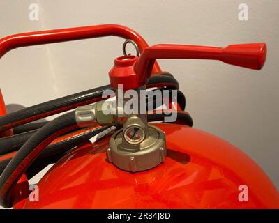 Detaildarstellung der Druckanzeige des Feuerlöschers, die den Füllstand der chemischen Flüssigkeit im Inneren anzeigt. Stockfoto