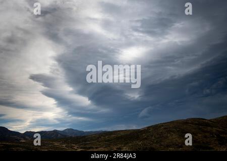 Sturmwolken über den Bergen, Peters Valley, St. James Station, in der Nähe von Hanmer Springs, Canterbury, Südinsel, Neuseeland Stockfoto