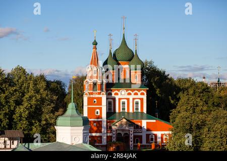 Jaroslawl, die Erzengel-Kirche Michael im Sommer Stockfoto