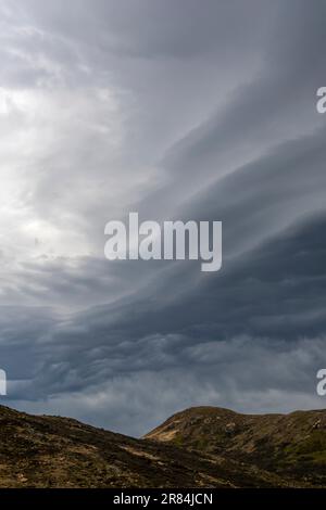 Sturmwolken über den Bergen, Peters Valley, St. James Station, in der Nähe von Hanmer Springs, Canterbury, Südinsel, Neuseeland Stockfoto