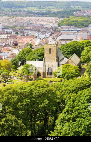 St. Marys mit der Kirche der Heiligen Apostel aus Sicht des Schlosses, Scarborough, North Yorkshire, England Stockfoto