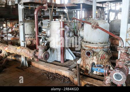 Reparatur von chemischen Prozessanlagen von Rohrleitungen, Pumpen, Tanks, Wärmetauschern, Flanschen und Ventilen in der chemischen, petrochemischen und Raffinerie. Stockfoto