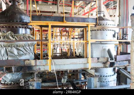 Reparatur von chemischen Prozessanlagen von Rohrleitungen, Pumpen, Tanks, Wärmetauschern, Flanschen und Ventilen in der chemischen, petrochemischen und Raffinerie. Stockfoto