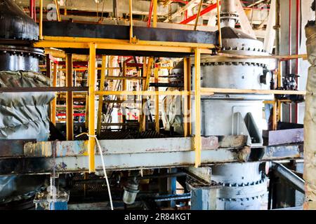 Reparatur von chemischen Prozessanlagen von Rohrleitungen, Pumpen, Tanks, Wärmetauschern, Flanschen und Ventilen in der chemischen, petrochemischen und Raffinerie. Stockfoto