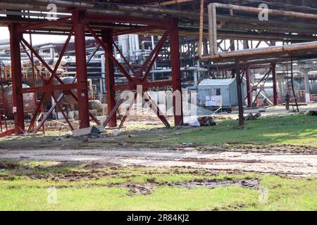 Baustelle für den Bau einer Ölraffinerie in einer Ölraffinerie, einer petrochemischen Anlage mit Wärmetauschern und Rohrleitungen. Stockfoto