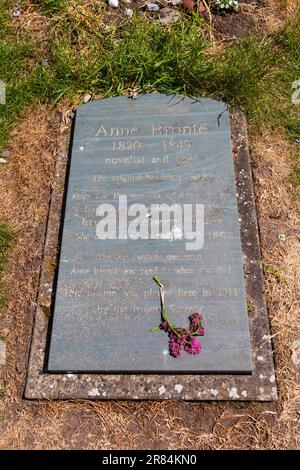 Das Grab der Autorin Anne Bronte befindet sich auf dem Friedhof St. Marys mit der Kirche der Heiligen Apostel, Scarborough, North Yorkshire, England Stockfoto