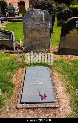 Das Grab der Autorin Anne Bronte befindet sich auf dem Friedhof St. Marys mit der Kirche der Heiligen Apostel, Scarborough, North Yorkshire, England Stockfoto