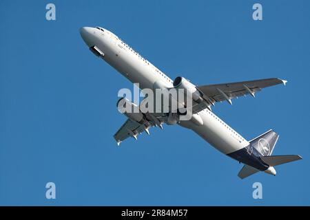 Larnaca, Zypern - 17. April 2023: Airbus A321-231 von Lufthansa Airlines Stockfoto