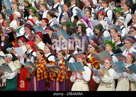 Dobele, Lettland - 27. Mai 2023. Die Sänger in Nationalkostümen. Traditioneller Gesang lettischer Volkshöre beim XXVII Nationwide Lettischen Song und X Stockfoto