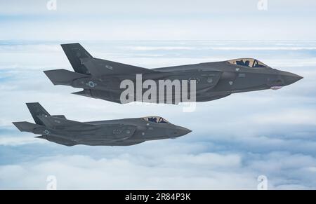 United States Air Force F-35A Lightning II-Jets, die von einer Boeing KC-135R Stratotanker über der Nordsee betankt werden, Großbritannien, Donnerstag, 6. April 2023. Stockfoto