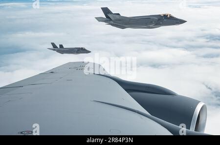 United States Air Force F-35A Lightning II-Jets, die von einer Boeing KC-135R Stratotanker über der Nordsee betankt werden, Großbritannien, Donnerstag, 6. April 2023. Stockfoto