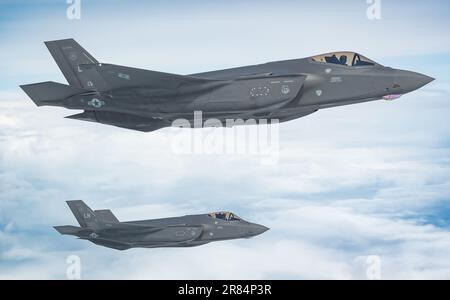 United States Air Force F-35A Lightning II-Jets, die von einer Boeing KC-135R Stratotanker über der Nordsee betankt werden, Großbritannien, Donnerstag, 6. April 2023. Stockfoto