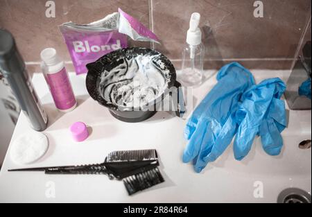 Stillleben auf dem Waschbecken im Badezimmer, Bleichen und Färben von Haaren zu Hause Stockfoto