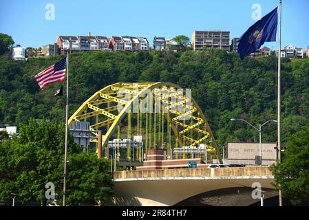 Pittsburgh, Pennsylvania, USA - 21. Mai 2023: Blick auf die Fort Pitt Bridge und Hinweisschild zum Fort Pitt Tunnel mit Residenzen am Mount Washington im Hintergrund Stockfoto