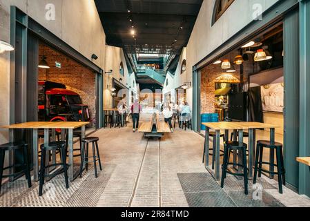 Innenraum der Fabrik Norblin, Fabryka Norblina - postindustrielle Architektur, neuer Teil der Stadt mit Büros. Geschäfte, Restaurants Stockfoto