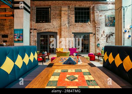 Innenraum der Fabrik Norblin, Fabryka Norblina - postindustrielle Architektur, neuer Teil der Stadt mit Büros. Geschäfte, Restaurants Stockfoto