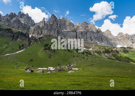 Alpenhütten und Scheunen auf Urnerboden am Fuße der Glarusalpen bei Klausenpass, Spiringen, Kanton Uri, Schweiz Stockfoto