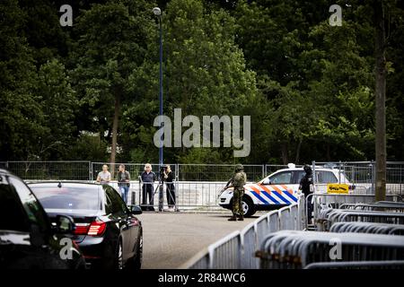 AMSTERDAM - Transport beim extra gesicherten De Bunker-Gericht zur Fortführung des umfassenden Marengo-Liquidationsverfahrens, in dem das Gericht mit dem Hauptverdächtigen Ridouan Taghi über das Problem der Anwälte spricht. Taghi wurde zu lebenslanger Haft verurteilt. ANP RAMON VAN FLYMEN niederlande raus - belgien raus Stockfoto