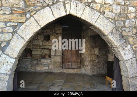 Ein Steinbogen in der Eremitage des Heiligen Charbel, Libanon. Stockfoto